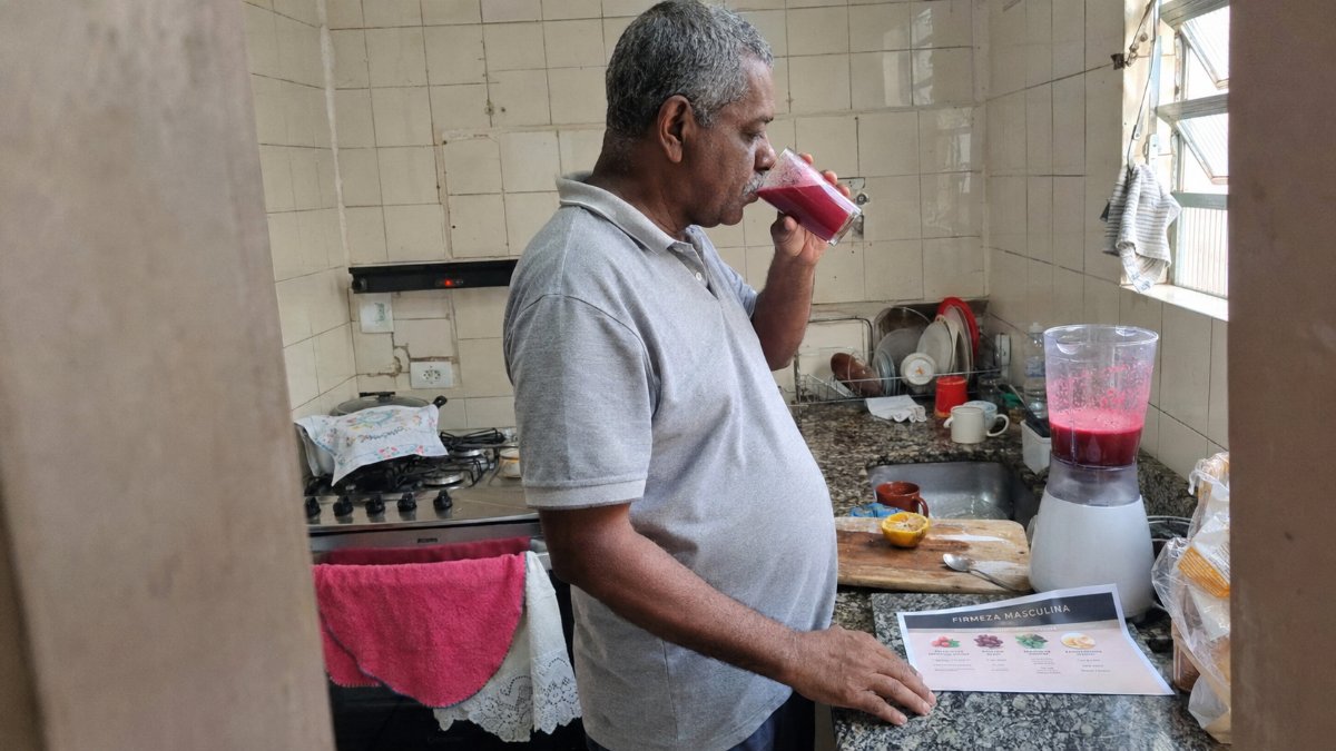 Hombre tomando la bebida del ritual en la cocina